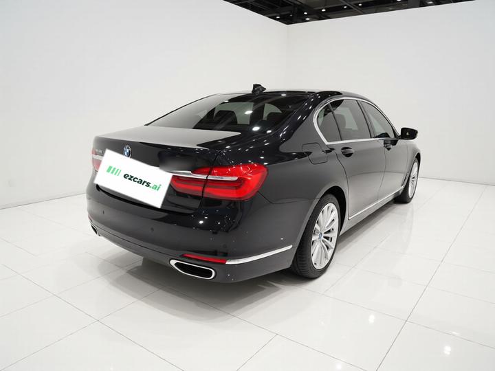 7 Series 2016 740Li Leading photo 6