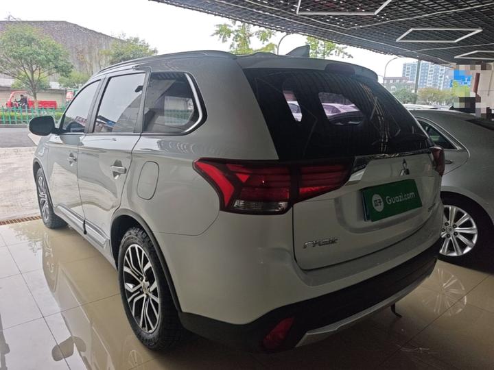 Outlander 2018 2.0L RWD Honor 5-Seater photo 4