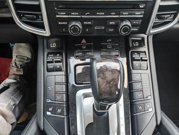 2014 Cayenne Platinum Edition 3.0T photo 6