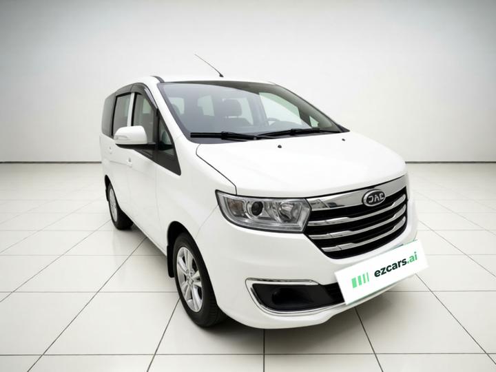 Refine M3 2025 1.8L MT Classic 5-Seater photo 3