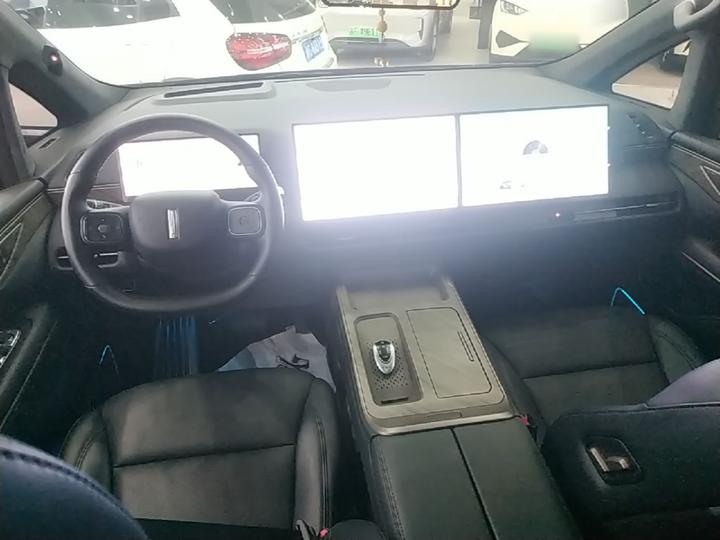 2025 AWD 8 photo 5