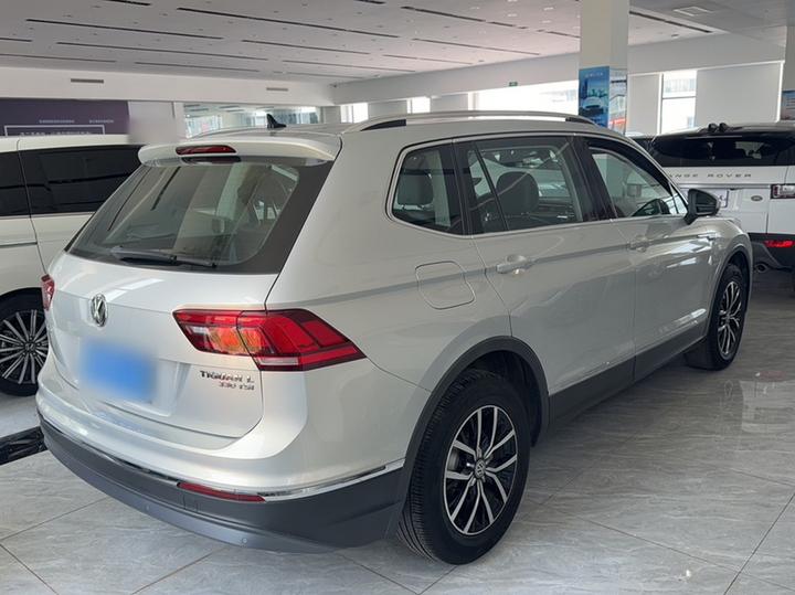 Tiguan L 2018 330TSI AT RWD Luxury photo 3