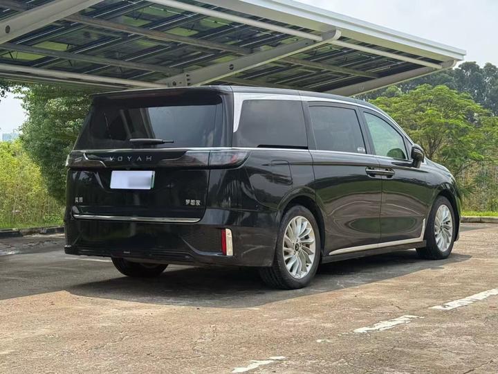 Voyah Dreamer 2024 PHEV Extended Range Premium photo 4