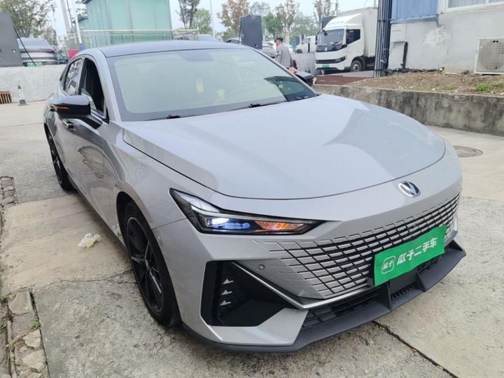 UNI-V 2022 1.5T Premium photo 3