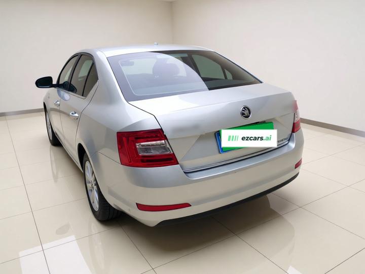 Octavia 2015 1.6L MT photo 4
