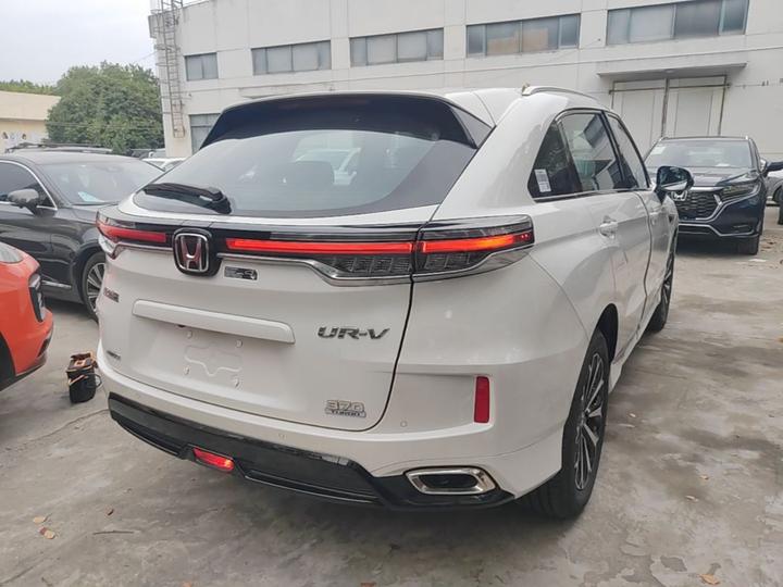 UR-V 2023 370TURBO AWD photo 4