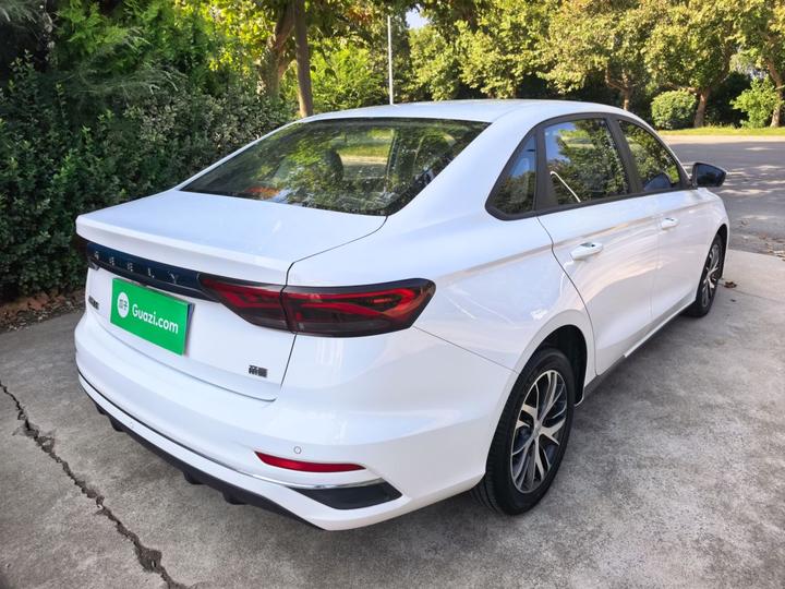 Emgrand 2022 4 1.5L CVT Elite photo 4