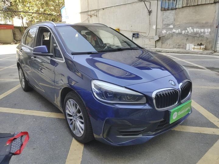 2 Series Wagon 2018 218i Leading photo 3