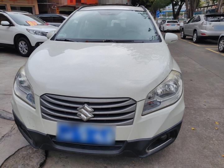 2014 1.6L CVT RWD Progressive photo 2