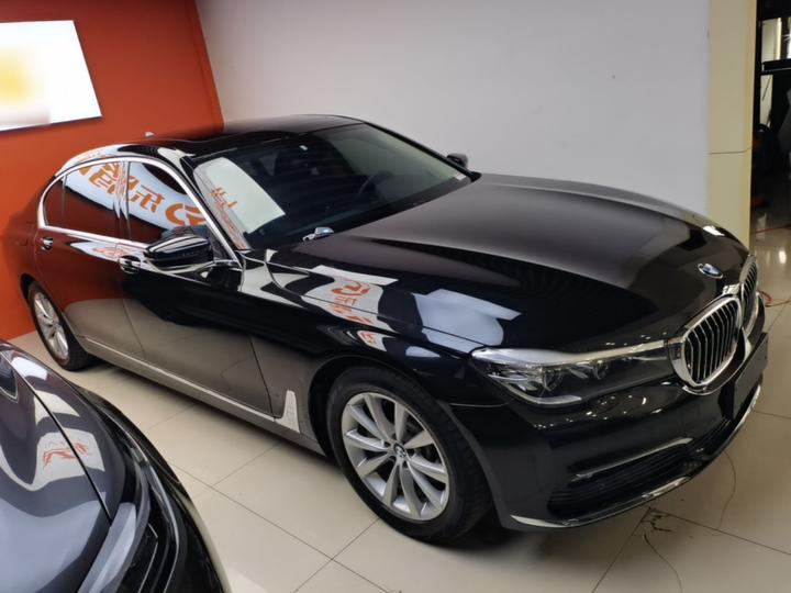 7 Series 2017 730Li Leading photo 3