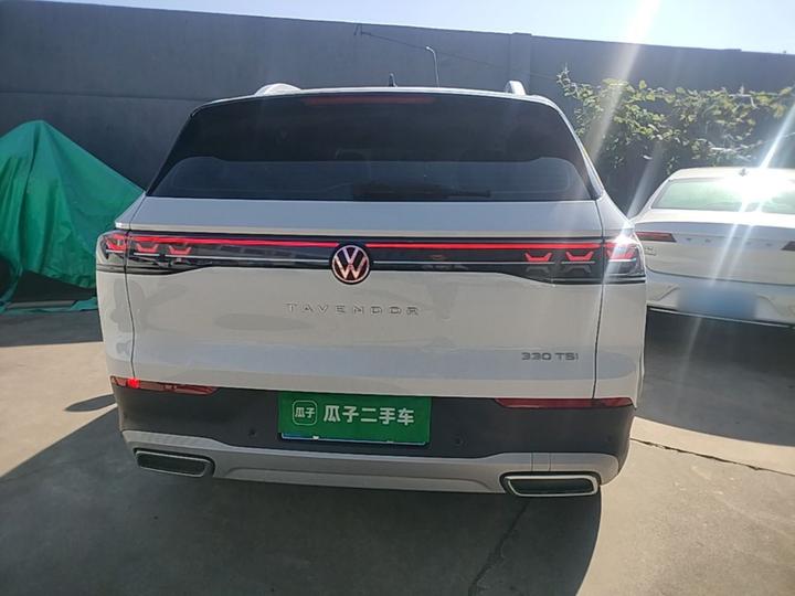 2023 330TSI Luxury photo 3