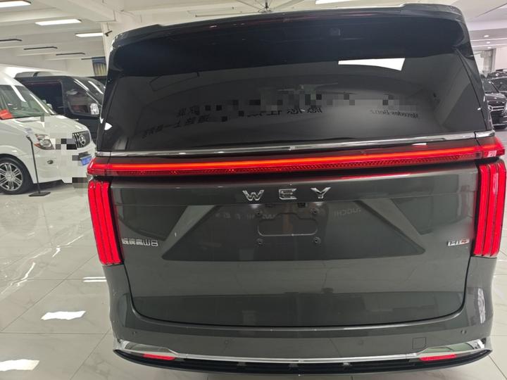 2025 AWD 8 photo 3