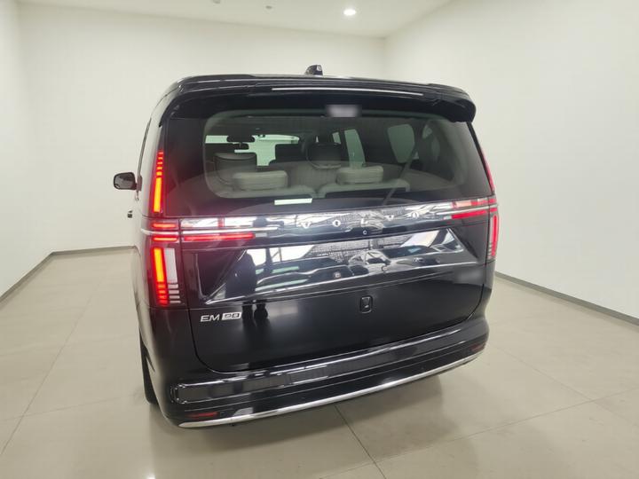 EM90 2025 Ultra 6-Seater photo 5