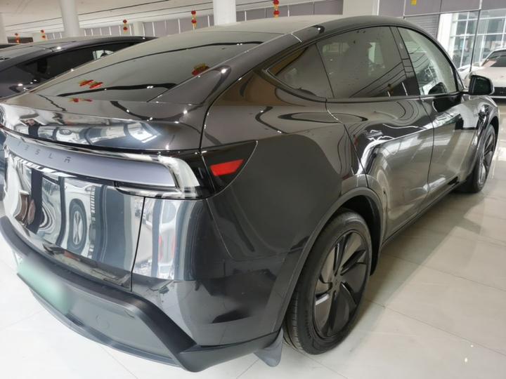 Model Y 2025 RWD Launch Edition photo 4