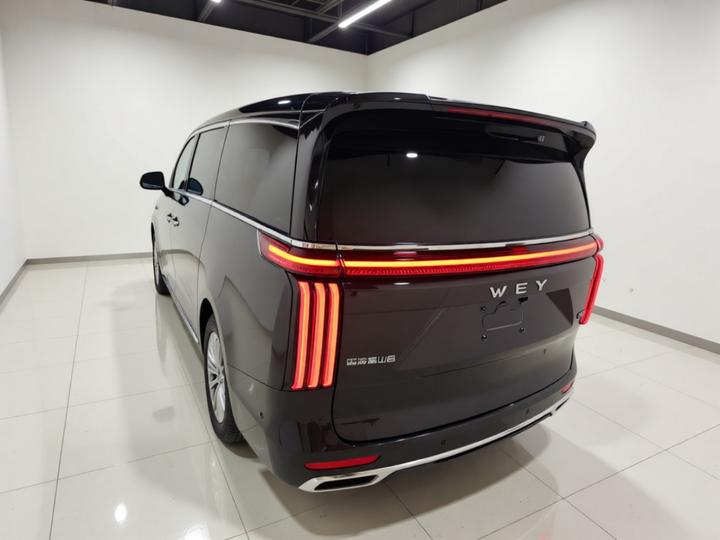 2025 AWD 8 photo 4