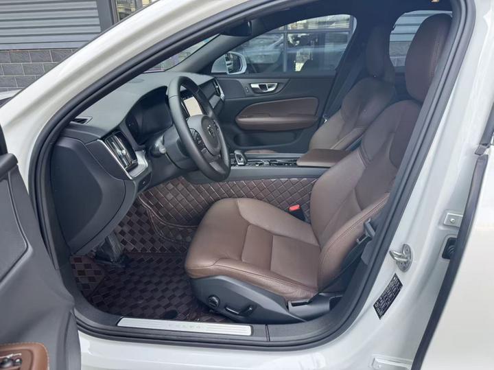 S60 2025 B4 Luxury photo 7
