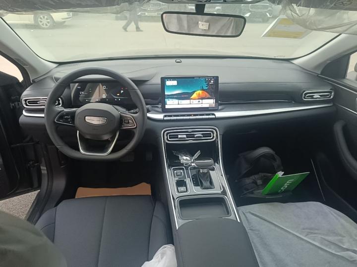 Emgrand 2026 5 1.5L CVT Luxury photo 5