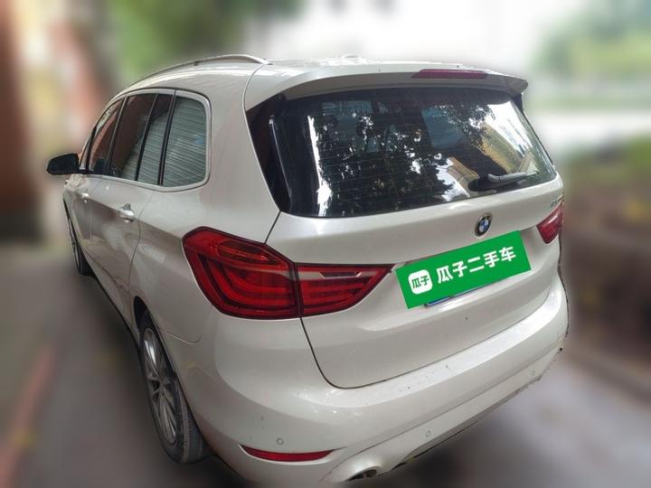 2 Series Wagon 2018 220i Leading photo 4