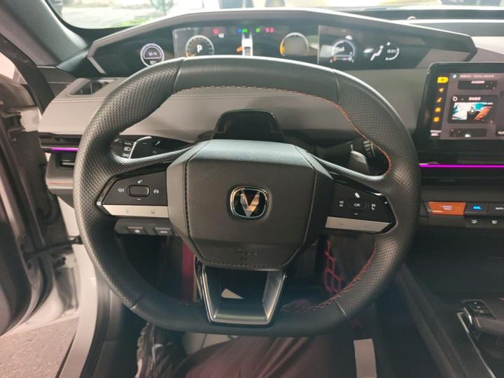 UNI-V 2022 1.5T Premium photo 6