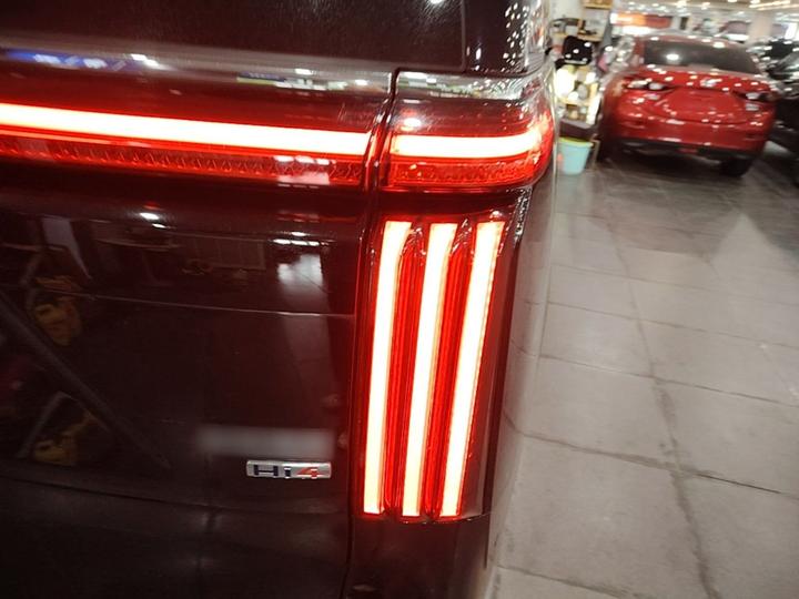2025 AWD 8 photo 7