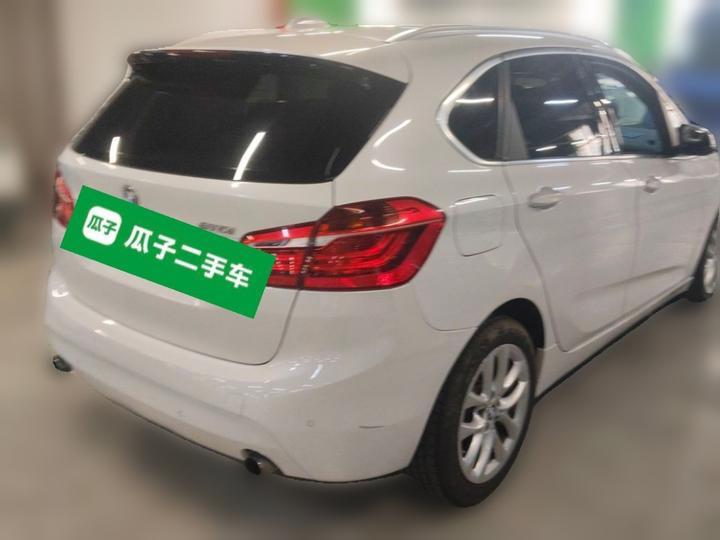 2 Series Wagon 2016 220i Leading photo 4