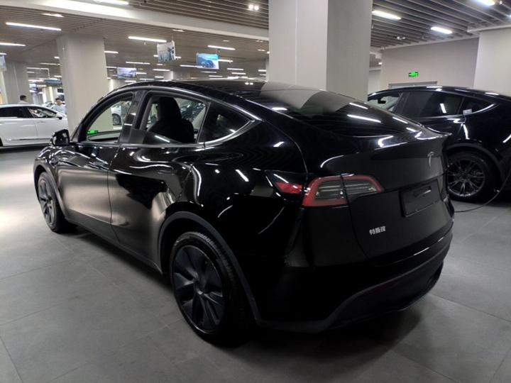 Model Y 2024 RWD photo 4