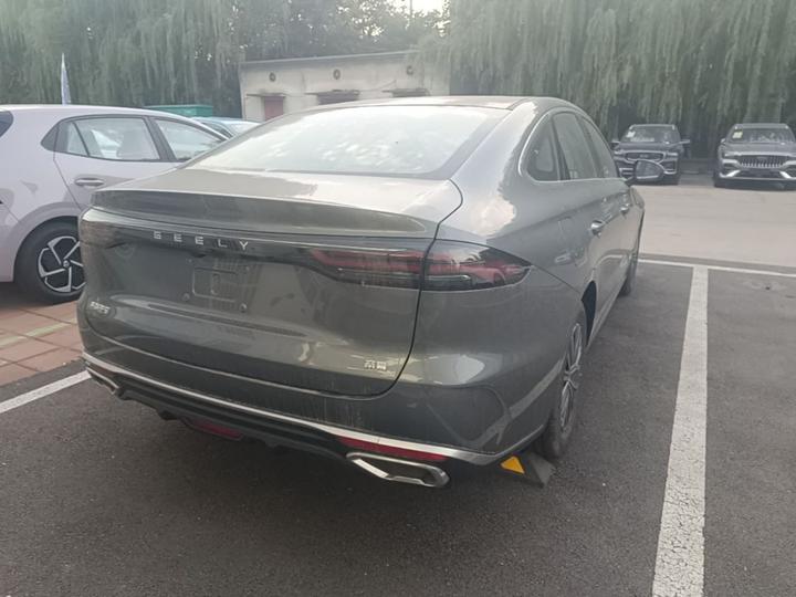 Emgrand 2026 5 1.5L CVT Luxury photo 4