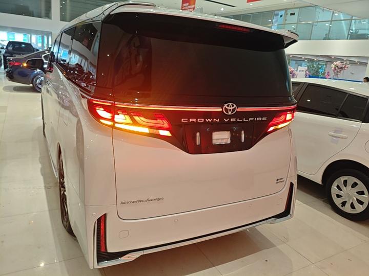 2024 Crown Hybrid 2.5L Supreme Executive photo 3