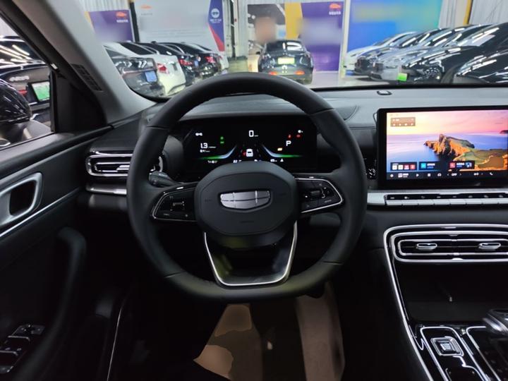 Emgrand 2026 5 1.5L CVT Luxury photo 3
