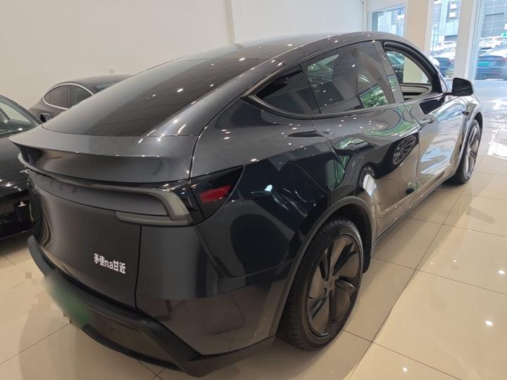 Model Y 2025 RWD photo 4