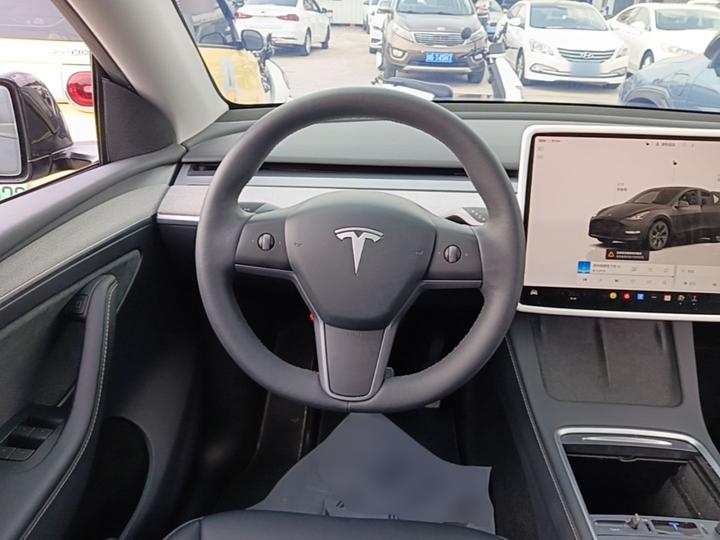 Model Y 2024 RWD photo 2