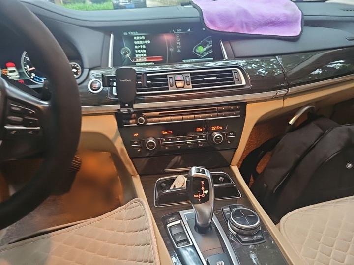 7 Series 2013 730Li Leading photo 5