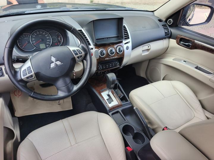 Pajero 2013 3.0L AT RWD Luxury photo 2