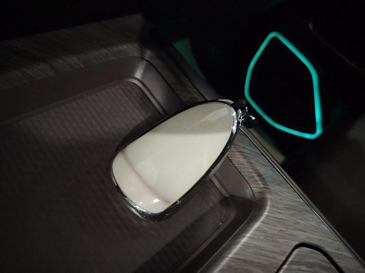 2025 AWD 8 photo 8