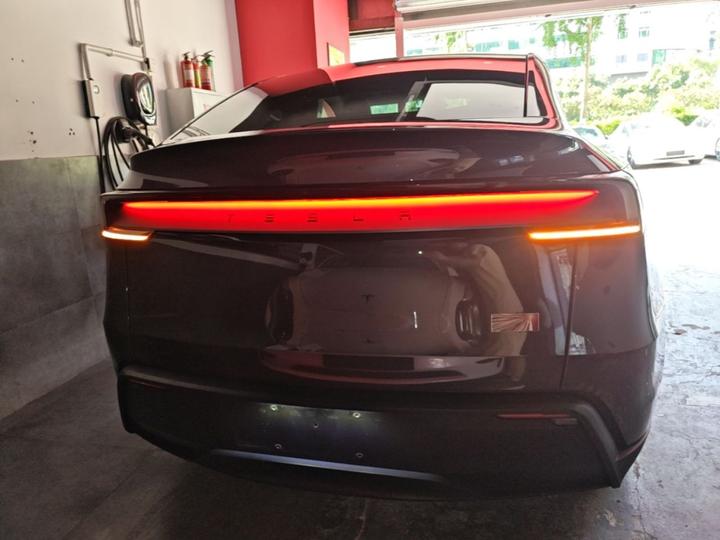 Model Y 2025 Long Range AWD Launch Edition photo 3