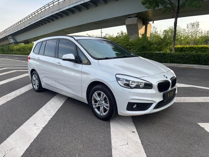 2 Series Wagon 2015 218i Leading photo 3