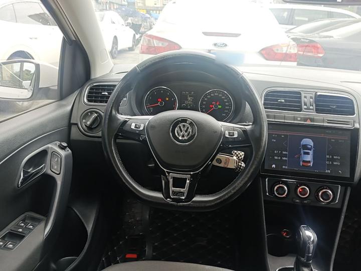 Polo 2016 1.6L AT Comfort photo 6