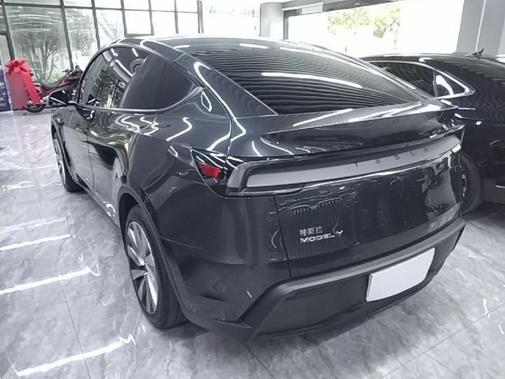 Model Y 2025 RWD photo 4