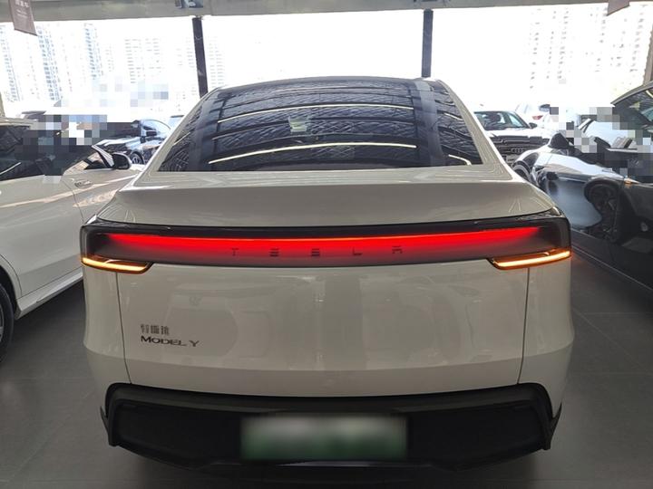 Model Y 2025 RWD photo 3
