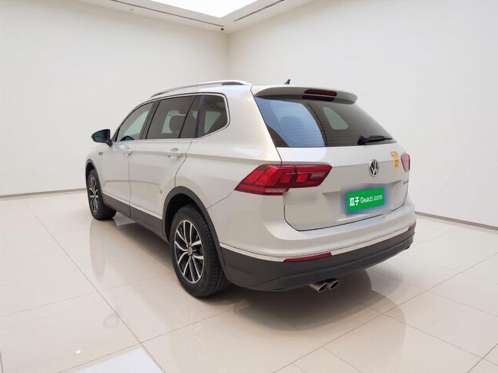 Tiguan L 2018 330TSI AT RWD Luxury photo 4