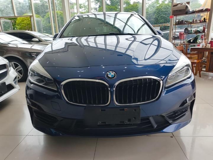 2 Series Wagon 2018 218i Exclusive Sport Package photo 2