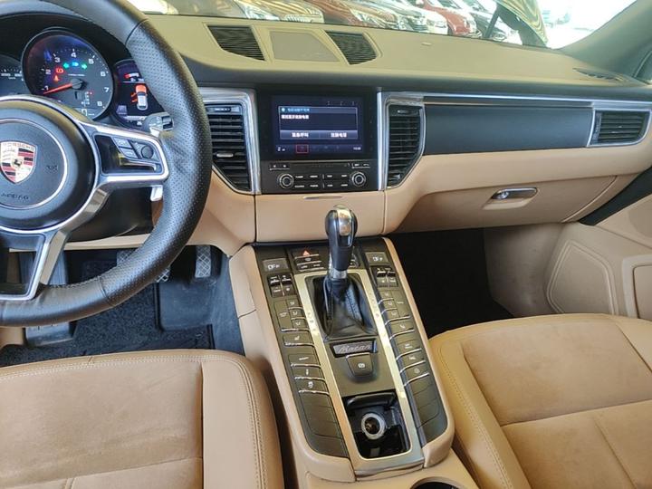 2017 Macan 2.0T photo 8