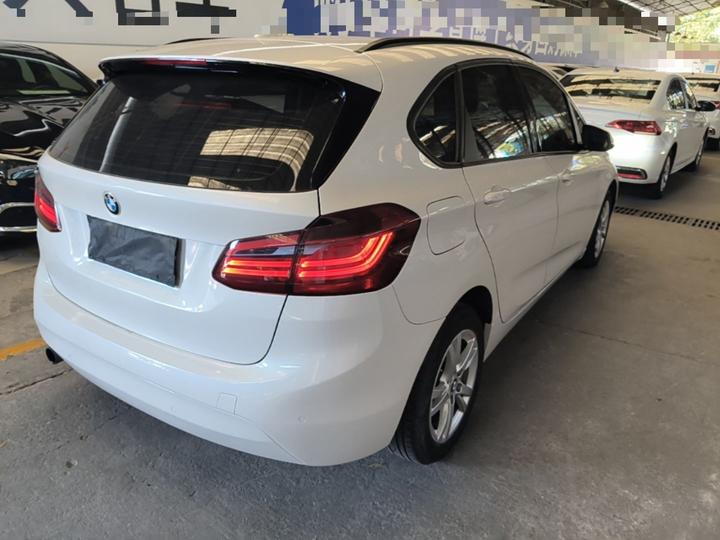 2 Series Wagon 2016 218i Leading photo 6