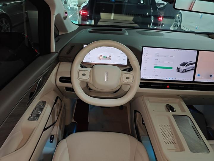 2025 AWD 8 photo 6