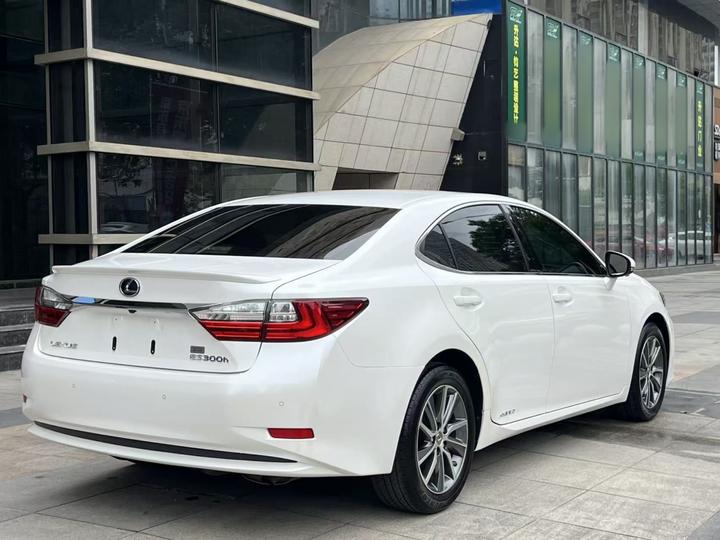 ES 2015 300h Comfort photo 8