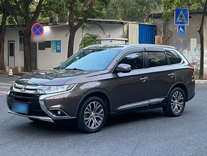 Outlander 2016 2.4L AWD Elite 5-Seater