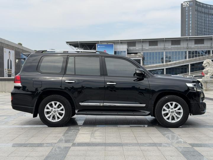 Land Cruiser Parallel Import photo 4