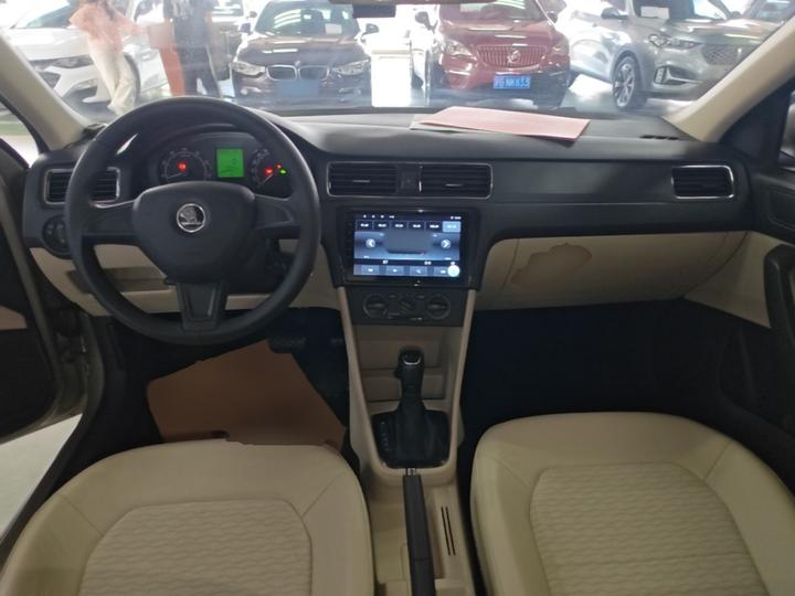 Rapid 2016 1.6L AT photo 5