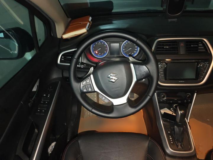 2014 1.6L CVT RWD Elite photo 7