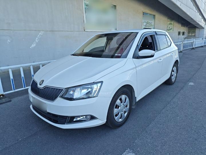 Fabia 2015 1.4L MT
